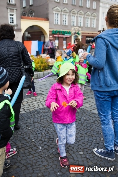 Zdjęcie w galerii na portalu naszraciborz.pl: Juwenalia Raciborskie 2016 - na rynku odbył się happening artystyczny wiadomości z regionu