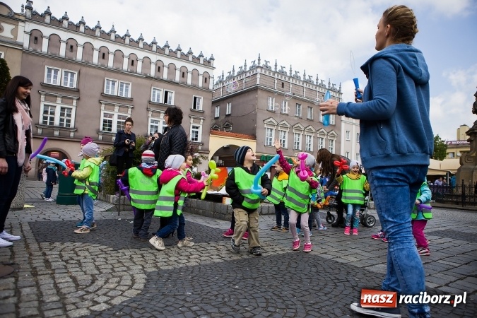 Zdjęcie w galerii na portalu naszraciborz.pl: Juwenalia Raciborskie 2016 - na rynku odbył się happening artystyczny wiadomości z regionu