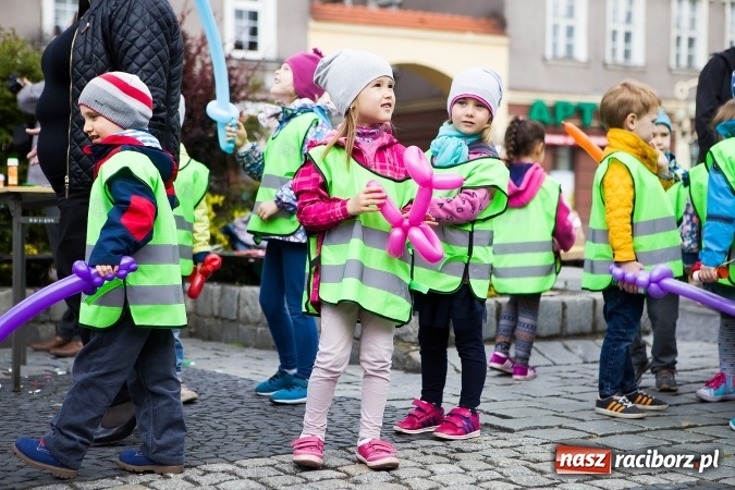 Zdjęcie w galerii na portalu naszraciborz.pl: Juwenalia Raciborskie 2016 - na rynku odbył się happening artystyczny wiadomości z regionu