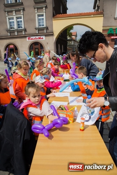 Zdjęcie w galerii na portalu naszraciborz.pl: Juwenalia Raciborskie 2016 - na rynku odbył się happening artystyczny wiadomości z regionu