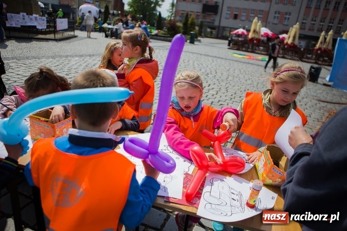Zdjęcie w galerii na portalu naszraciborz.pl: Juwenalia Raciborskie 2016 - na rynku odbył się happening artystyczny wiadomości z regionu
