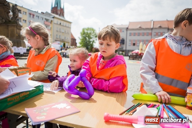 Zdjęcie w galerii na portalu naszraciborz.pl: Juwenalia Raciborskie 2016 - na rynku odbył się happening artystyczny wiadomości z regionu