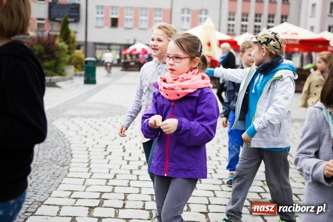 Zdjęcie w galerii na portalu naszraciborz.pl: Juwenalia Raciborskie 2016 - na rynku odbył się happening artystyczny wiadomości z regionu