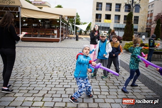 Zdjęcie w galerii na portalu naszraciborz.pl: Juwenalia Raciborskie 2016 - na rynku odbył się happening artystyczny wiadomości z regionu