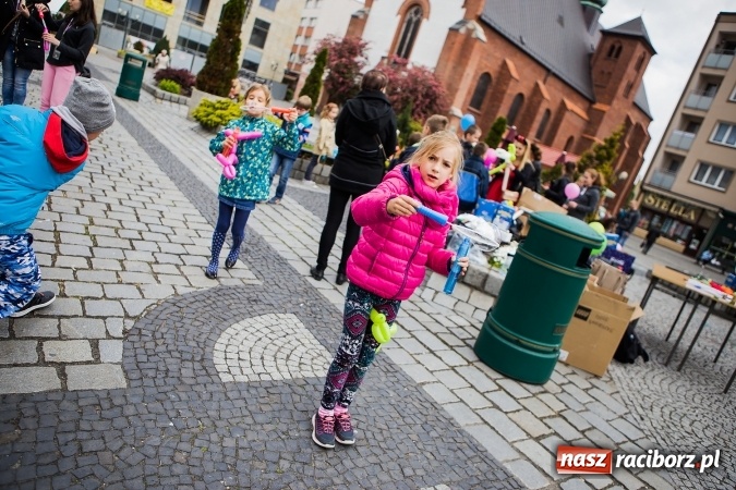 Zdjęcie w galerii na portalu naszraciborz.pl: Juwenalia Raciborskie 2016 - na rynku odbył się happening artystyczny wiadomości z regionu