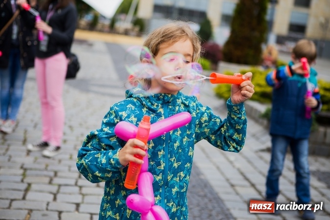 Zdjęcie w galerii na portalu naszraciborz.pl: Juwenalia Raciborskie 2016 - na rynku odbył się happening artystyczny wiadomości z regionu