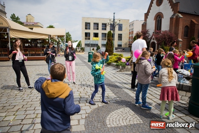Zdjęcie w galerii na portalu naszraciborz.pl: Juwenalia Raciborskie 2016 - na rynku odbył się happening artystyczny wiadomości z regionu