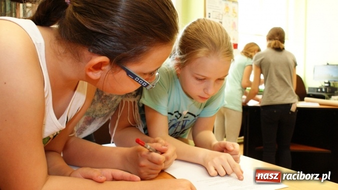 Zdjęcie w galerii na portalu naszraciborz.pl: Teatr, gra i imieniny Koziołka Matołka, czyli Biblioteka inspiruje od najmłodszych lat  wiadomości z regionu