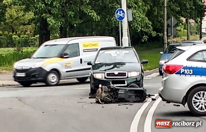 Zdjęcie w galerii na portalu naszraciborz.pl: Zdarzenie skody fabii i skutera na skrzyżowaniu Kościuszki-Łąkowa wiadomości z regionu