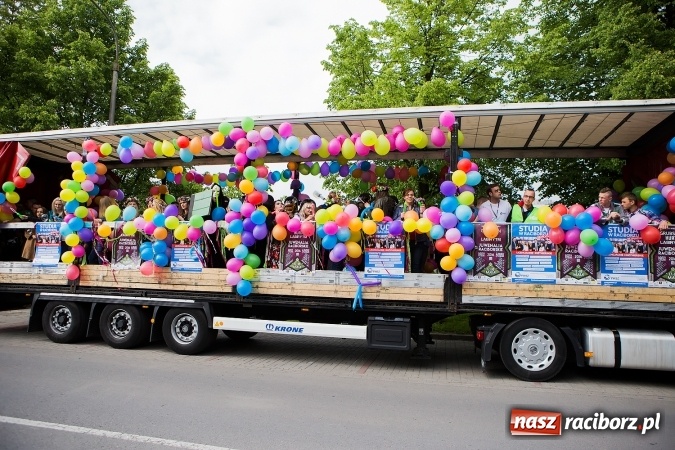 Zdjęcie w galerii na portalu naszraciborz.pl: Juwenalia 2016. Przejazd studentów na Zamek Piastowski wiadomości z regionu