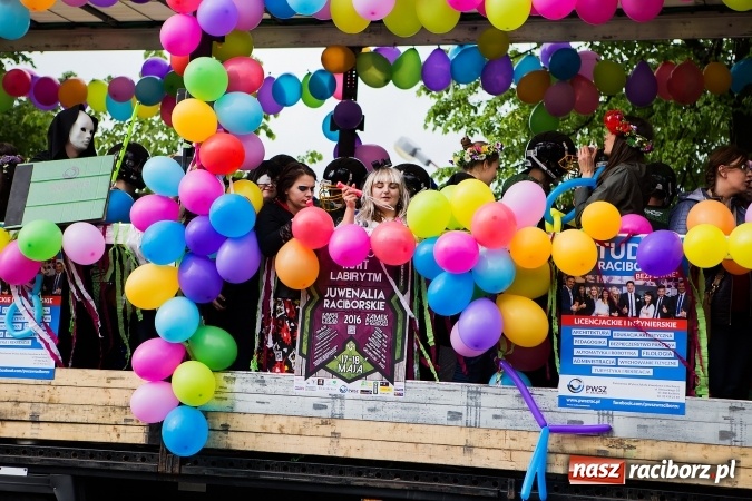 Zdjęcie w galerii na portalu naszraciborz.pl: Juwenalia 2016. Przejazd studentów na Zamek Piastowski wiadomości z regionu