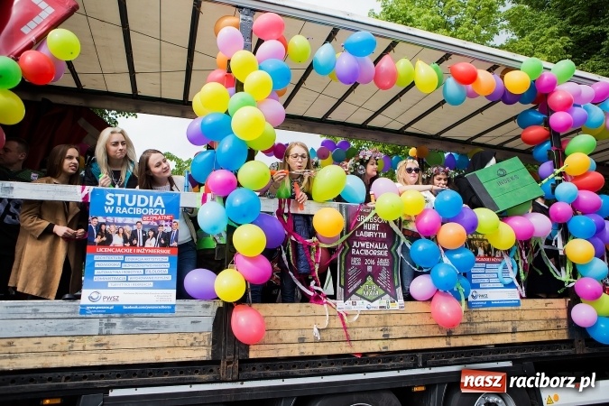 Zdjęcie w galerii na portalu naszraciborz.pl: Juwenalia 2016. Przejazd studentów na Zamek Piastowski wiadomości z regionu