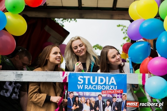 Zdjęcie w galerii na portalu naszraciborz.pl: Juwenalia 2016. Przejazd studentów na Zamek Piastowski wiadomości z regionu