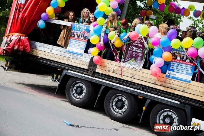 Zdjęcie w galerii na portalu naszraciborz.pl: Juwenalia 2016. Przejazd studentów na Zamek Piastowski wiadomości z regionu