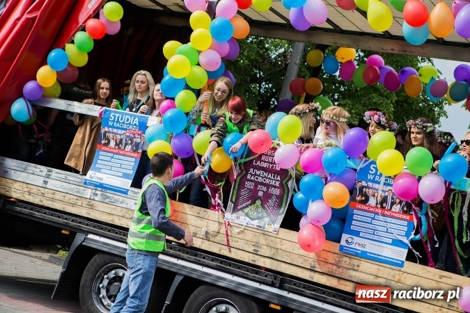 Zdjęcie w galerii na portalu naszraciborz.pl: Juwenalia 2016. Przejazd studentów na Zamek Piastowski wiadomości z regionu