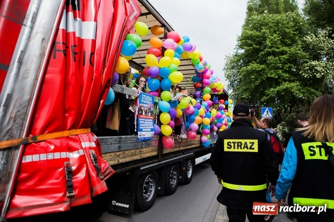 Zdjęcie w galerii na portalu naszraciborz.pl: Juwenalia 2016. Przejazd studentów na Zamek Piastowski wiadomości z regionu