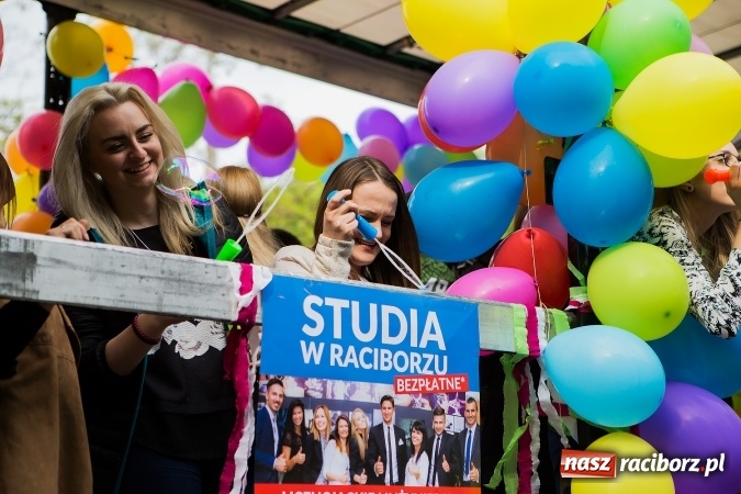Zdjęcie w galerii na portalu naszraciborz.pl: Juwenalia 2016. Przejazd studentów na Zamek Piastowski wiadomości z regionu