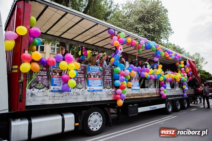 Zdjęcie w galerii na portalu naszraciborz.pl: Juwenalia 2016. Przejazd studentów na Zamek Piastowski wiadomości z regionu