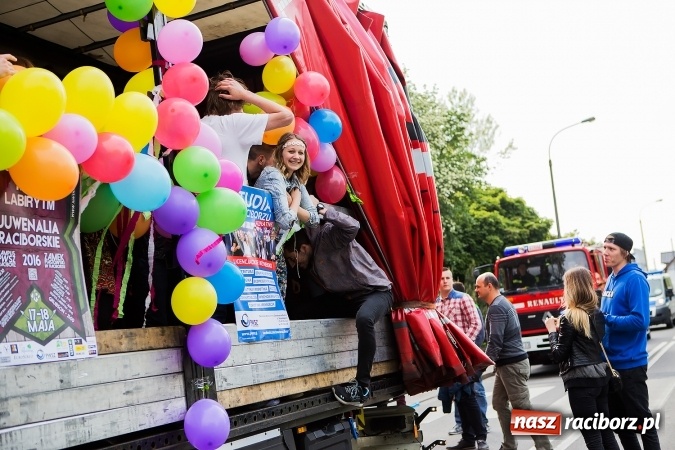 Zdjęcie w galerii na portalu naszraciborz.pl: Juwenalia 2016. Przejazd studentów na Zamek Piastowski wiadomości z regionu