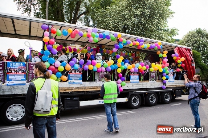 Zdjęcie w galerii na portalu naszraciborz.pl: Juwenalia 2016. Przejazd studentów na Zamek Piastowski wiadomości z regionu