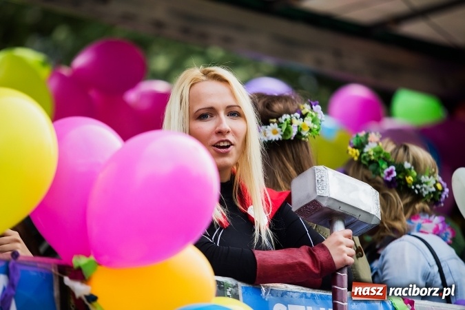 Zdjęcie w galerii na portalu naszraciborz.pl: Juwenalia 2016. Przejazd studentów na Zamek Piastowski wiadomości z regionu