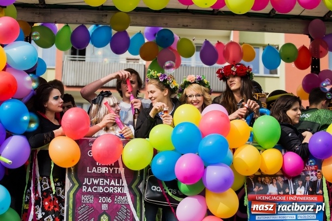 Zdjęcie w galerii na portalu naszraciborz.pl: Juwenalia 2016. Przejazd studentów na Zamek Piastowski wiadomości z regionu