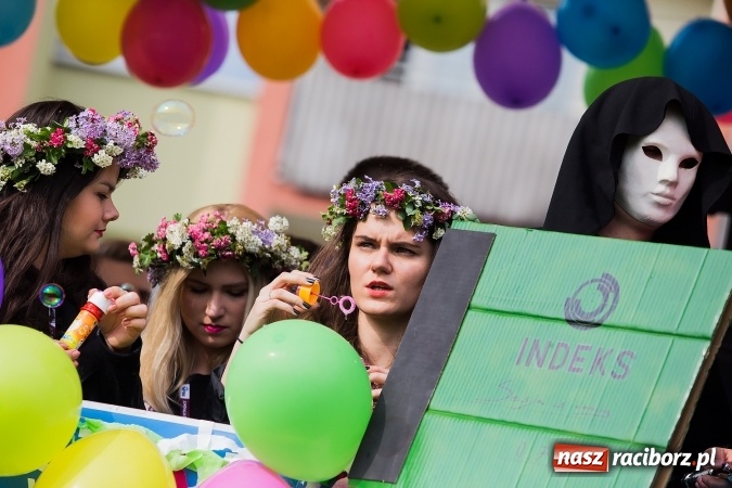 Zdjęcie w galerii na portalu naszraciborz.pl: Juwenalia 2016. Przejazd studentów na Zamek Piastowski wiadomości z regionu