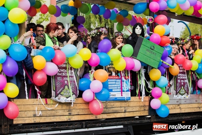 Zdjęcie w galerii na portalu naszraciborz.pl: Juwenalia 2016. Przejazd studentów na Zamek Piastowski wiadomości z regionu