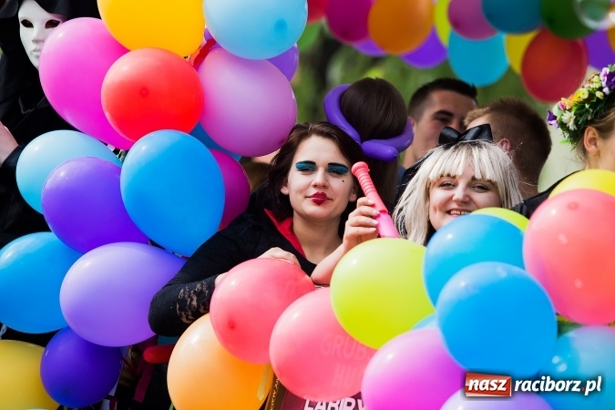 Zdjęcie w galerii na portalu naszraciborz.pl: Juwenalia 2016. Przejazd studentów na Zamek Piastowski wiadomości z regionu