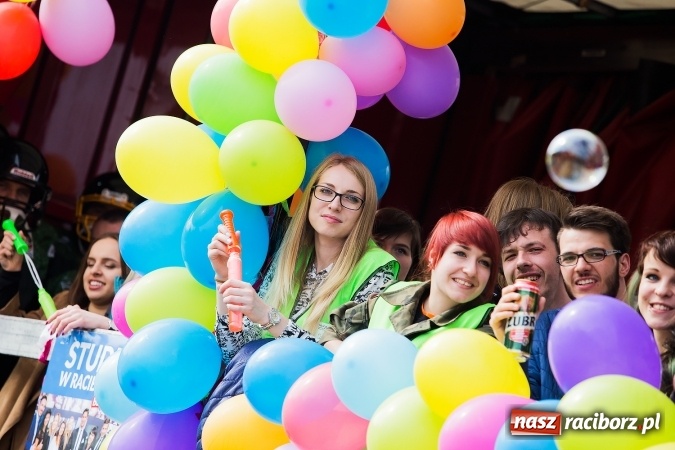 Zdjęcie w galerii na portalu naszraciborz.pl: Juwenalia 2016. Przejazd studentów na Zamek Piastowski wiadomości z regionu