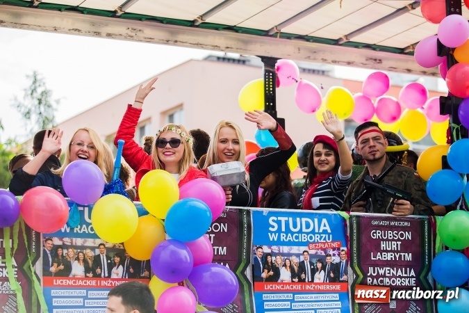 Zdjęcie w galerii na portalu naszraciborz.pl: Juwenalia 2016. Przejazd studentów na Zamek Piastowski wiadomości z regionu