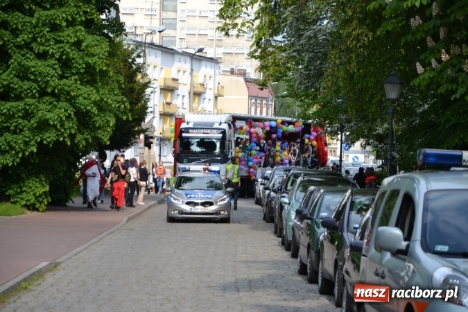 Zdjęcie w galerii na portalu naszraciborz.pl: Juwenalia 2016. Przejazd studentów na Zamek Piastowski wiadomości z regionu