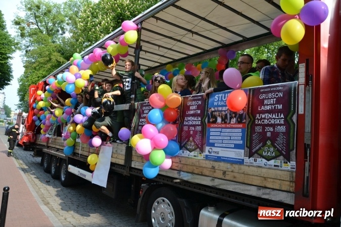 Zdjęcie w galerii na portalu naszraciborz.pl: Juwenalia 2016. Przejazd studentów na Zamek Piastowski wiadomości z regionu
