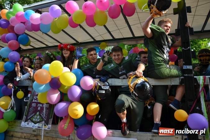 Zdjęcie w galerii na portalu naszraciborz.pl: Juwenalia 2016. Przejazd studentów na Zamek Piastowski wiadomości z regionu