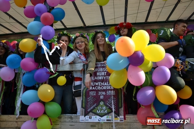 Zdjęcie w galerii na portalu naszraciborz.pl: Juwenalia 2016. Przejazd studentów na Zamek Piastowski wiadomości z regionu