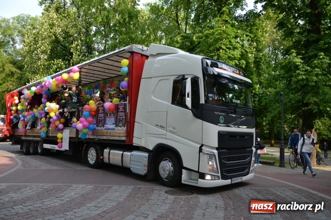 Zdjęcie w galerii na portalu naszraciborz.pl: Juwenalia 2016. Przejazd studentów na Zamek Piastowski wiadomości z regionu