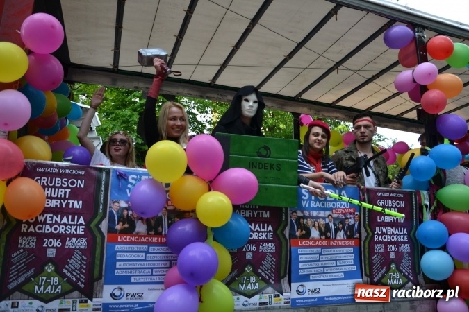 Zdjęcie w galerii na portalu naszraciborz.pl: Juwenalia 2016. Przejazd studentów na Zamek Piastowski wiadomości z regionu