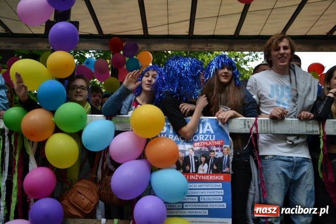 Zdjęcie w galerii na portalu naszraciborz.pl: Juwenalia 2016. Przejazd studentów na Zamek Piastowski wiadomości z regionu