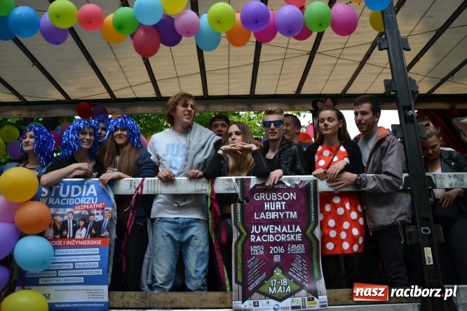 Zdjęcie w galerii na portalu naszraciborz.pl: Juwenalia 2016. Przejazd studentów na Zamek Piastowski wiadomości z regionu