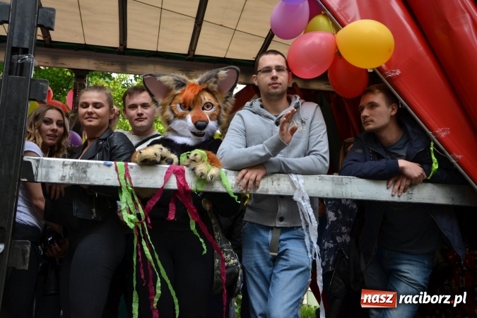 Zdjęcie w galerii na portalu naszraciborz.pl: Juwenalia 2016. Przejazd studentów na Zamek Piastowski wiadomości z regionu