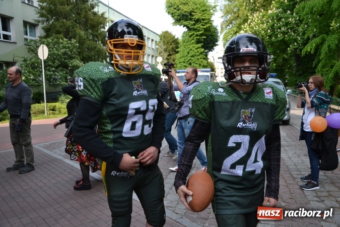 Zdjęcie w galerii na portalu naszraciborz.pl: Juwenalia 2016. Przejazd studentów na Zamek Piastowski wiadomości z regionu