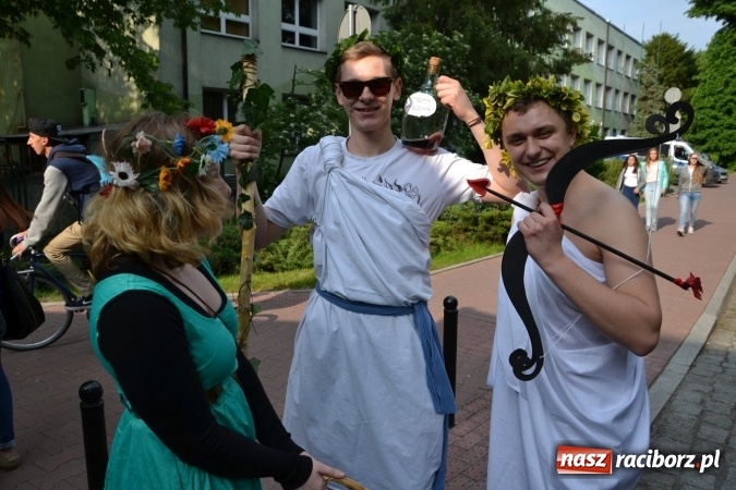 Zdjęcie w galerii na portalu naszraciborz.pl: Juwenalia 2016. Przejazd studentów na Zamek Piastowski wiadomości z regionu