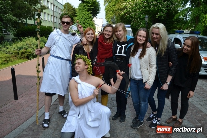 Zdjęcie w galerii na portalu naszraciborz.pl: Juwenalia 2016. Przejazd studentów na Zamek Piastowski wiadomości z regionu