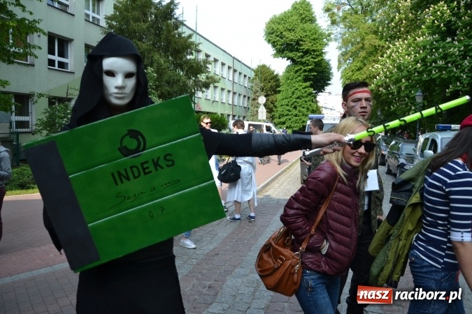 Zdjęcie w galerii na portalu naszraciborz.pl: Juwenalia 2016. Przejazd studentów na Zamek Piastowski wiadomości z regionu