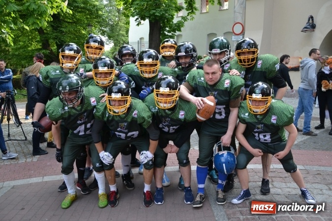 Zdjęcie w galerii na portalu naszraciborz.pl: Juwenalia 2016. Przejazd studentów na Zamek Piastowski wiadomości z regionu