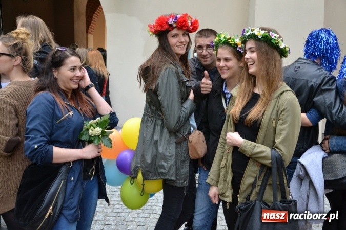 Zdjęcie w galerii na portalu naszraciborz.pl: Juwenalia 2016. Przejazd studentów na Zamek Piastowski wiadomości z regionu