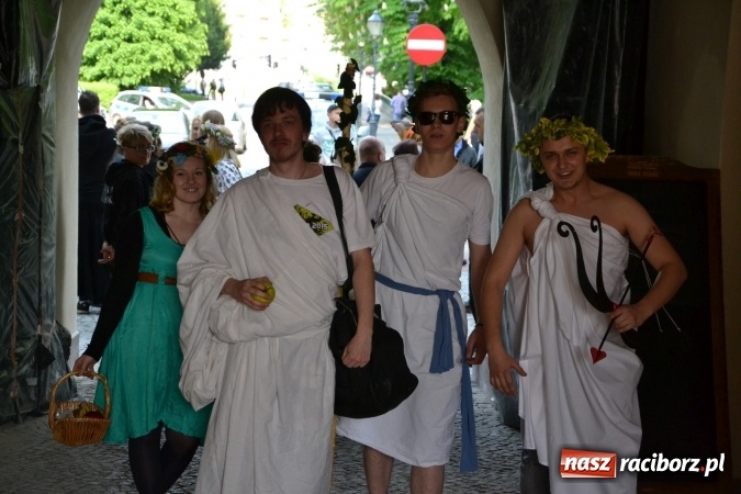 Zdjęcie w galerii na portalu naszraciborz.pl: Juwenalia 2016. Przejazd studentów na Zamek Piastowski wiadomości z regionu