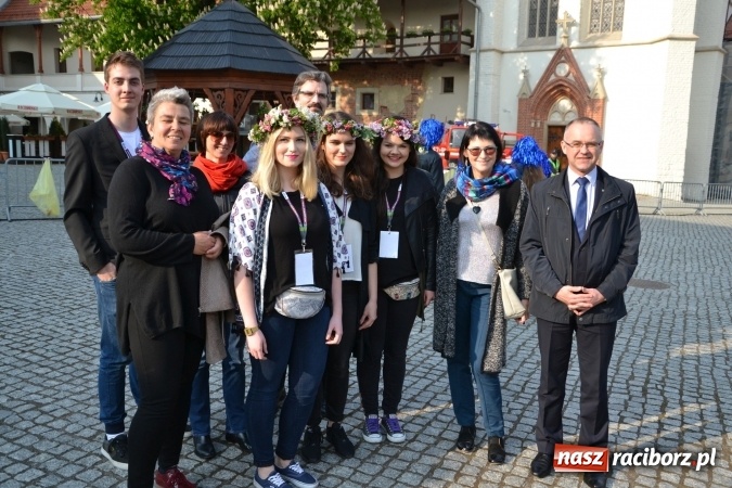 Zdjęcie w galerii na portalu naszraciborz.pl: Juwenalia 2016. Przejazd studentów na Zamek Piastowski wiadomości z regionu