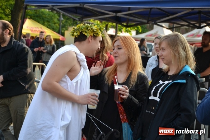 Zdjęcie w galerii na portalu naszraciborz.pl: Juwenalia 2016. Przejazd studentów na Zamek Piastowski wiadomości z regionu