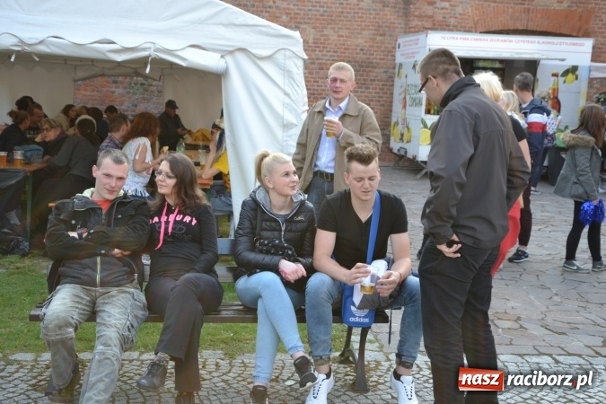 Zdjęcie w galerii na portalu naszraciborz.pl: Juwenalia 2016. Przejazd studentów na Zamek Piastowski wiadomości z regionu